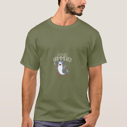 ハンマーで叩かれたろ  面白い ビール飲み サメTシャツ Tシャツ (正面)