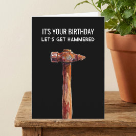 ハンマーで叩かれたユーモラスな田舎風ハンマー男性の誕生日 カード