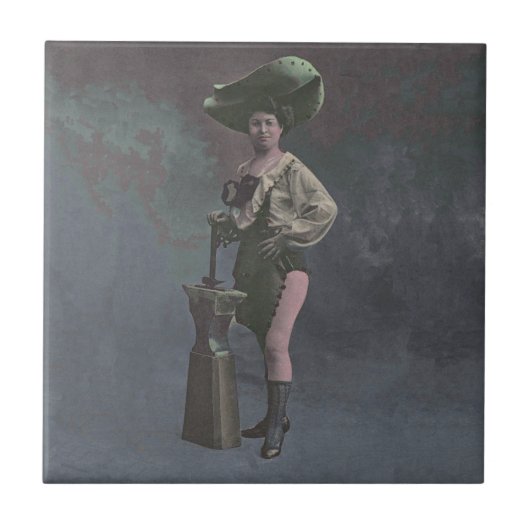 ハンマーと金床を持つヴィンテージの女性 タイル (正面)