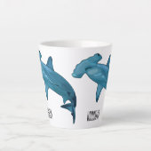 ハンマーヘッドシャーク漫画イラストレーション カフェラテマグ (正面)