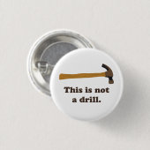 ハンマー-これはドリルではないです 缶バッジ (正面&裏面)