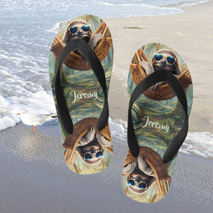 ハンモックでくつろぐサングラスをした面白いナマケモノ キッズビーチサンダル