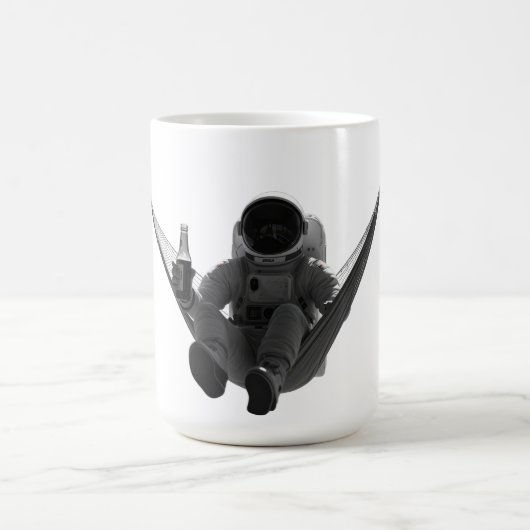 ハンモックでビールを飲む宇宙飛行士 コーヒーマグカップ (中央)
