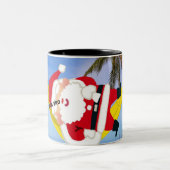 ハンモックとヤシの木を凍らせるサンタ ツートーンマグカップ (中央)