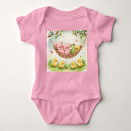 ハンモックリラックスに入っている ベビーボディスーツ