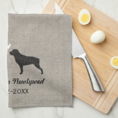 ハートおよび文字が付いているロットワイラーのシルエット キッチンタオル (四つ折り)