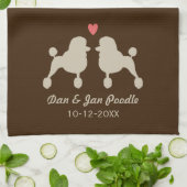 ハートおよび文字を持つファンシーな標準プードル キッチンタオル (折り畳み)