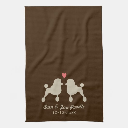 ハートおよび文字を持つファンシーな標準プードル キッチンタオル (縦)