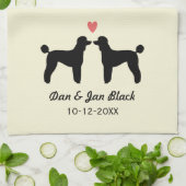 ハートおよび文字を持つ黒い標準プードル キッチンタオル (折り畳み)