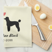 ハートおよび文字を持つ黒い標準プードル キッチンタオル (四つ折り)