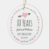 ハートおよび矢のパーソナライズな結婚記念日 セラミックオーナメント (左)