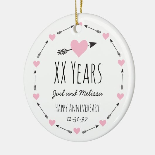 ハートおよび矢のパーソナライズな結婚記念日 セラミックオーナメント (左)