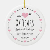 ハートおよび矢のパーソナライズな結婚記念日 セラミックオーナメント (裏面)
