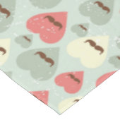 ハートおよび髭を搭載するバレンタインパターン テーブルクロス (アングル)