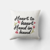 ハートからハート、手から手 – ロマンチックな引用文 クッション (裏面)