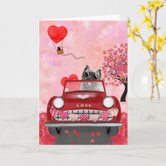 ハートがいっぱい！バレンタインデーに愛を乗せてドライブするケアン・テリア カード (黄色い花)