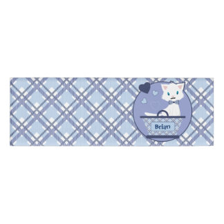 ハートが付いているバスケットのかわいく白い男の子の子ネコ 名札