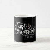 ハートたった今結婚しましたス結婚クリプト名の日付 コーヒーマグカップ (中央)