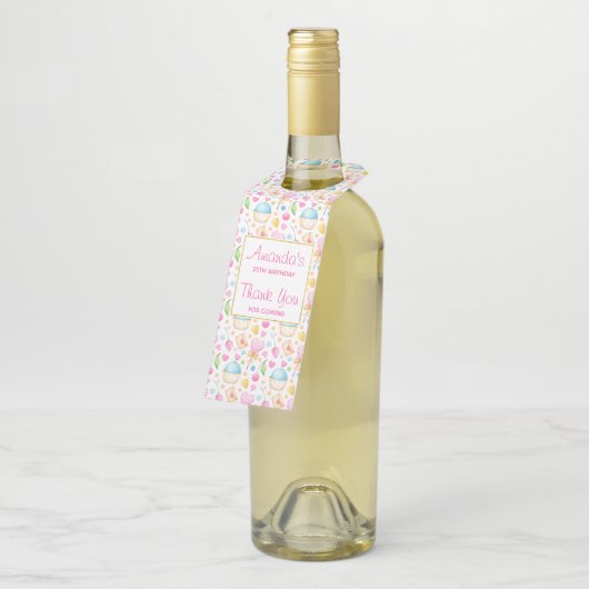 ハートとカップケーキ楽しい水彩パターン ボトルネックタグ (アングル)