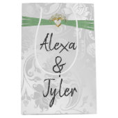 ハートとサージグリーンリボンのダマスク ミディアムペーパーバッグ (正面)