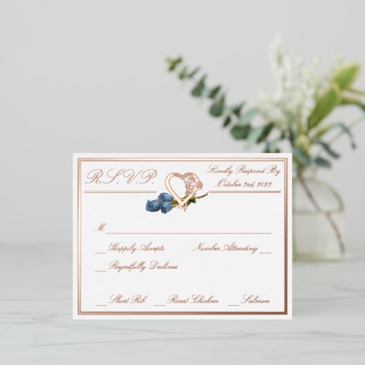 ハートとバラ、ホワイトウェディングRSVPバラ金ゴールドフル 箔招待状ポストカード (立ち正面)