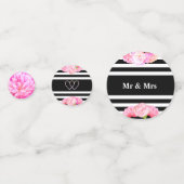 ハートとピンクの花の上に黒と白結婚の コンフェッティ (正面)