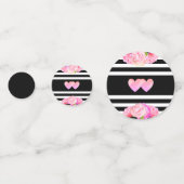 ハートとピンクの花の上に黒と白結婚の コンフェッティ (裏面)