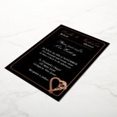 ハートとローズの花、エレガントなブラックウェディング 箔招待状 (回転した状態)