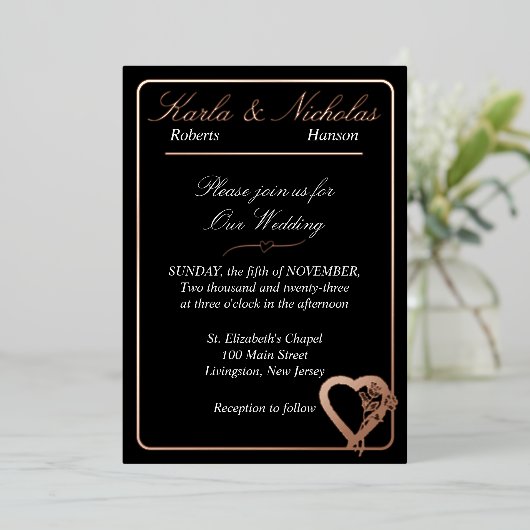 ハートとローズの花、エレガントなブラックウェディング 箔招待状 (立ち正面)