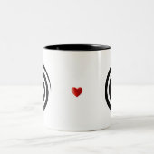 ハートと渦巻き状の円(白黒) ツートーンマグカップ (中央)