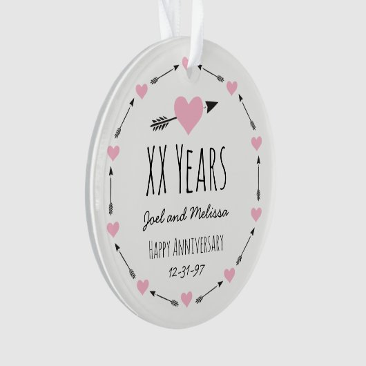 ハートと矢パーソナライズされたの結婚記念日 オーナメント (正面)