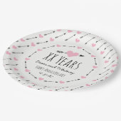 ハートと矢パーソナライズされたの結婚記念日 ペーパープレート (アングル)