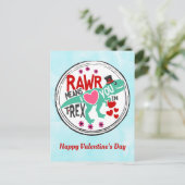 ハートと花でいっぱいの黒のトップハットをかぶった緑のT-Rexがキュートで面白いバレンタイン ポストカード (スタンド正面)