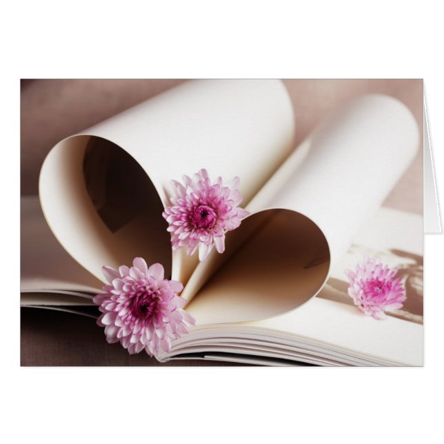 ハートになされる本のページは形づきます (正面横)