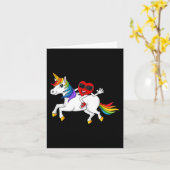ハートに乗ったユニコーン バレンタインデーの楽しい女の子 カード (黄色い花)