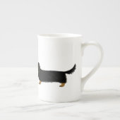 ハートのかわいいウインナーを持つダックスフントのキスは愛の後をつけます ボーンチャイナマグカップ (右)