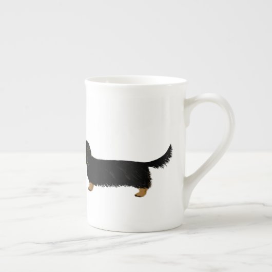 ハートのかわいいウインナーを持つダックスフントのキスは愛の後をつけます ボーンチャイナマグカップ (右)