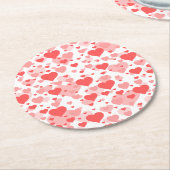 ハートのためのカスタマイズ可能な背景色 ラウンドペーパーコースター (アングル)