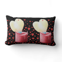 ハートのような形をした炎を持つロウソクの写真