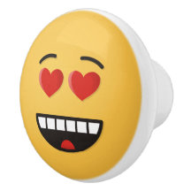 ハートのような目をした笑顔の顔