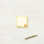 ハートのような目をした笑顔の顔 ポストイット (デスク上)