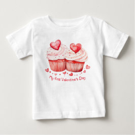 ハートのカップケーキが初めてのバレンタインデー ベビーTシャツ