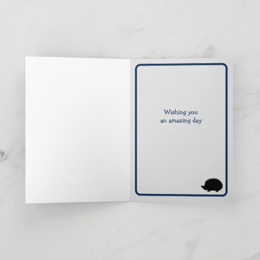 ハートのカードを持つハリネズミの誕生日ハグ カード (内部)