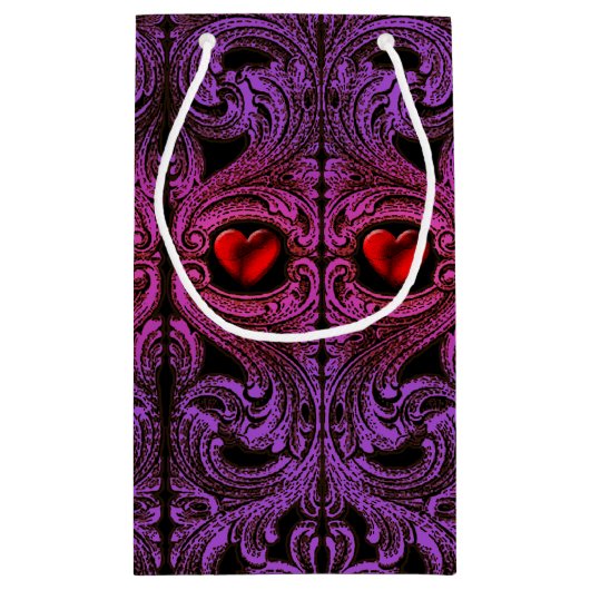 ハートのギフトバッグを持つゴシックの紫色のオーナメント スモールペーパーバッグ (裏面)