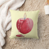 ハートのクッションのような形をした赤いキャンドル クッション (ブランケット)