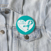ハートのティール(緑がかった色)のリボンの食物アレルギーの認識度 缶バッジ (インサイチュ)