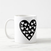 ハートのハート – 黒ハート上の白いハート コーヒーマグカップ (左)