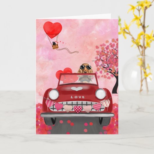 ハートのバレンタインデーに車を運転するコッカー・スパニエル カード (黄色い花)