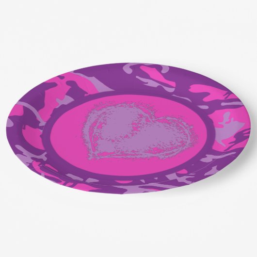 ハートのピンクおよび紫色の迷彩柄 ペーパープレート (アングル)