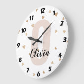 ハートのピンクゴールドエステティックモノグラム名前 ラージ壁時計 (傾斜)